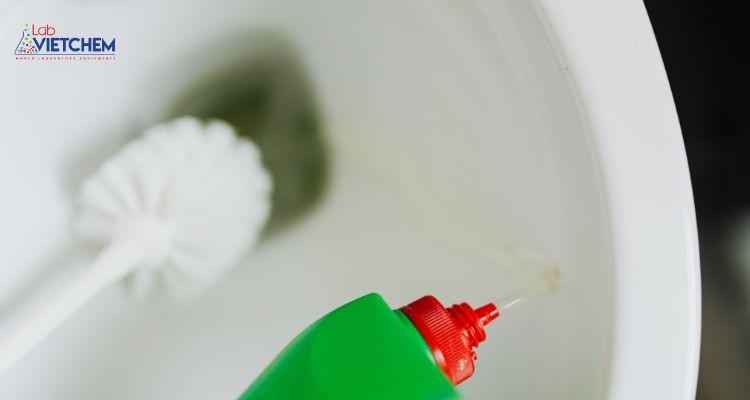 Dọn dẹp nhà vệ sinh 