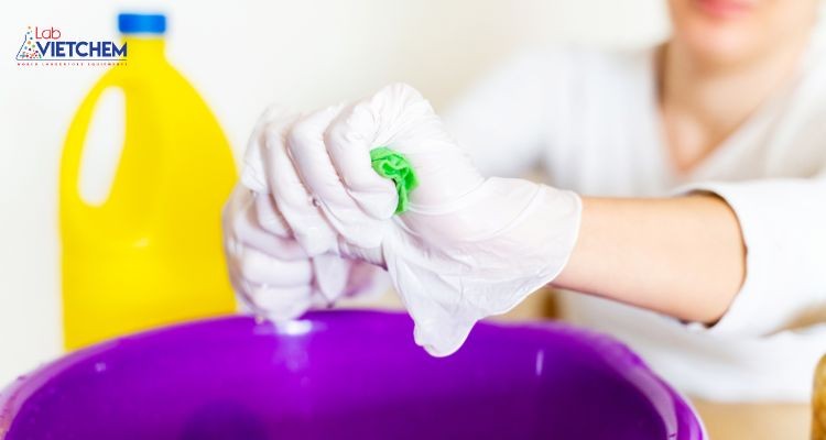 Sử dụng đồ bảo hộ khi tiếp xúc với javen