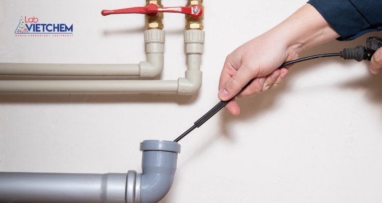 Xử lý cặn đường ống bằng dụng cụ chuyên dụng