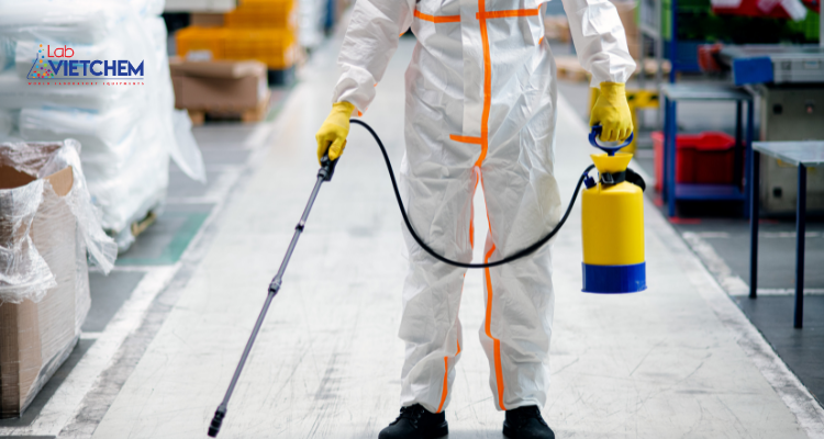 Mang đồ bảo hộ khi sử dụng Clo 