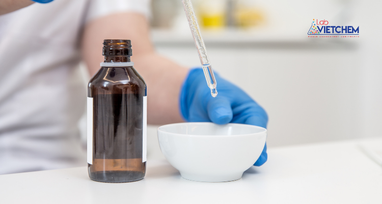 Mang đồ bảo hộ khi sử dụng benzyl axetat