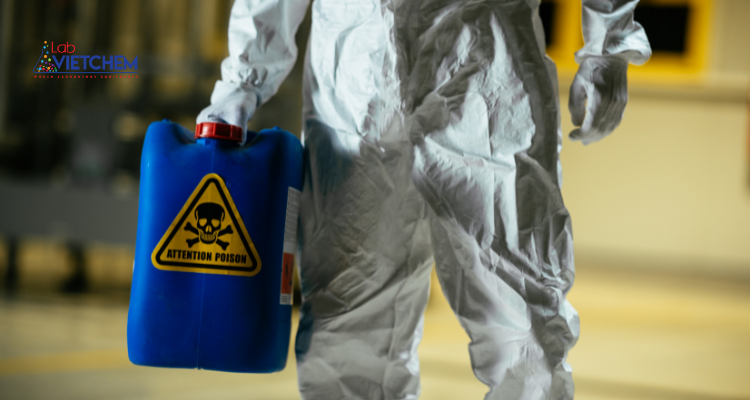 Sử dụng đồ bảo hộ khi sử dụng hóa chất
