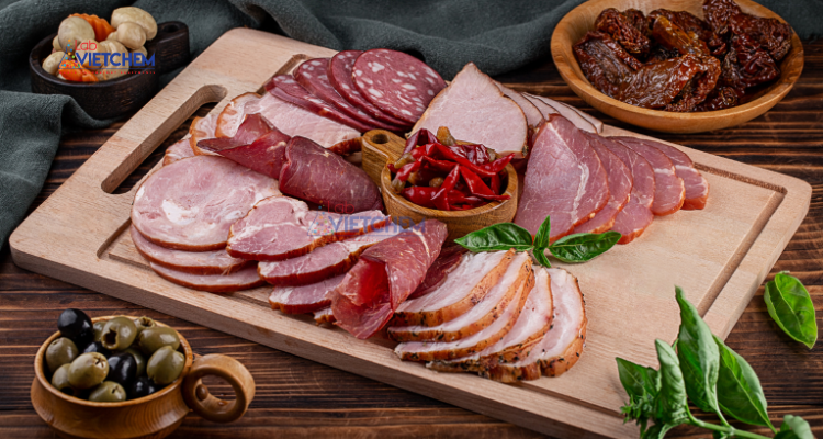 Nitrit có trong xúc xích, thịt hun khói,...