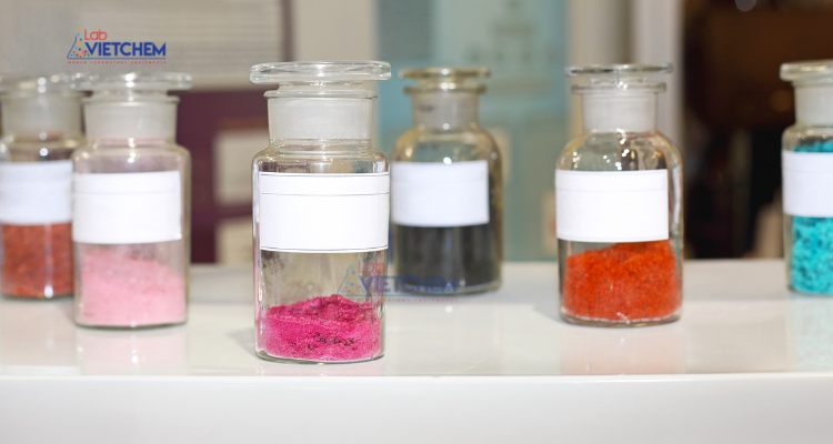 CoCl2 kết hợp với phức chất sẽ cho màu sắc khác nhau