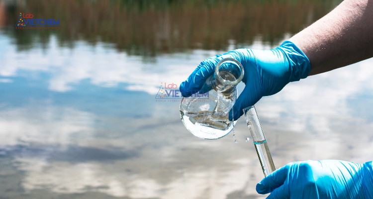 Đeo găng tay và khẩu trang khi sử dụng CuSO4