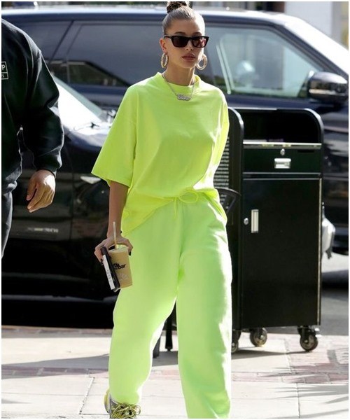 Màu xanh chuối kết hợp với màu gì trong thời trang?