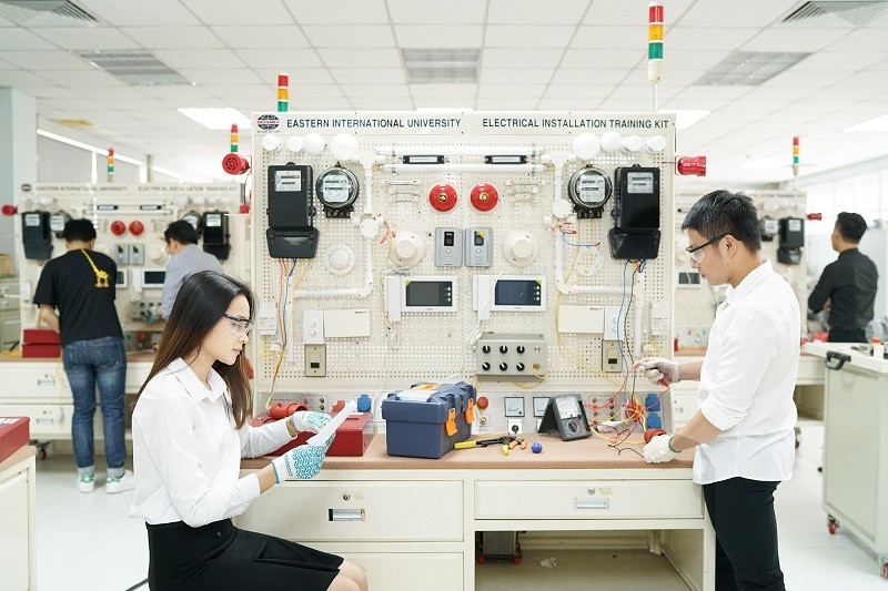 Bàn thí nghiệm của giáo viên