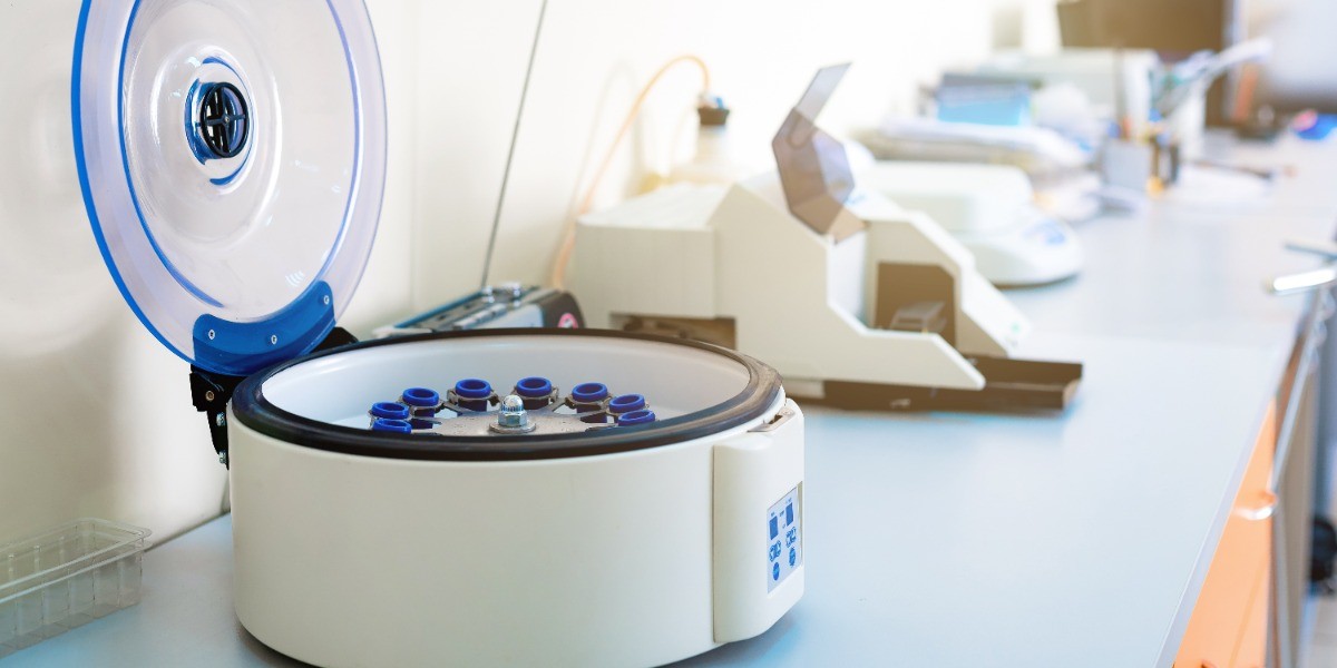 Đặt máy ly tâm trên bề mặt phẳng, cứng