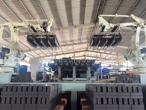 Các viên gạch được robot tự động sắp xếp thành từng khối 