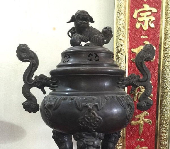 Lư hương được làm từ đồng đen