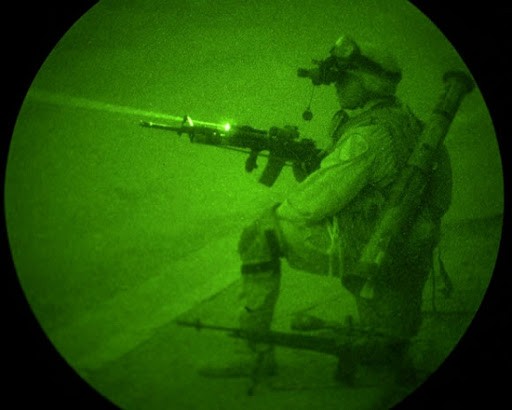 Ống nhòm hồng ngoại dùng trong quân sự