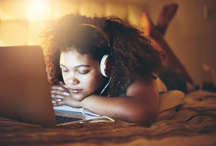 Nhiều người chọn xem video ASMR trước khi đi ngủ