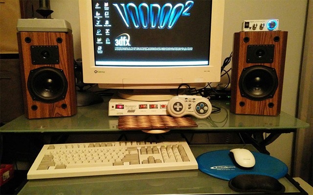 Làm sạch bụi bẩn bám trên máy tính, loa, thiết bị văn phòng