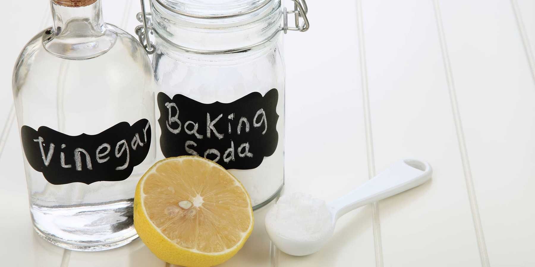 Trộn baking soda với giấm cho đến khi hỗn hợp đặc lại