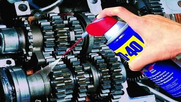 Xịt trực tiếp lên bề mặt kim loại