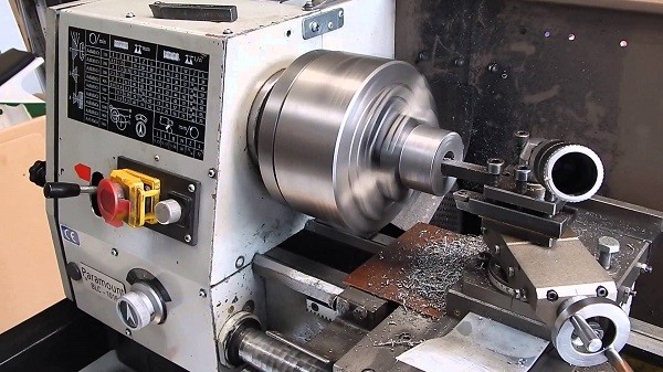 Giúp loại bỏ phôi và mảnh vụn bị mắc kẹt trên đĩa mài