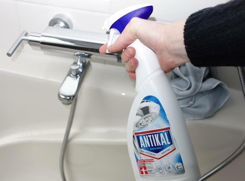 Xịt nước lau kính trực tiếp lên bề mặt vật dụng inox cần làm sạch 