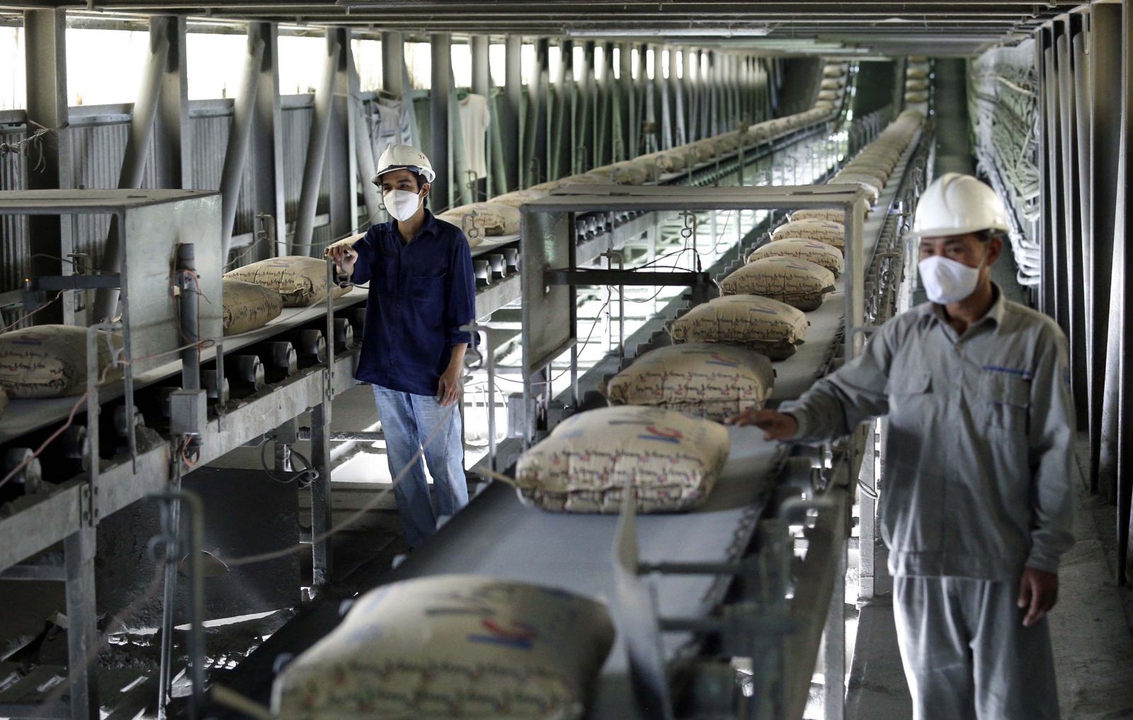 Là chất phụ gia trong quá trình sản xuất xi măng