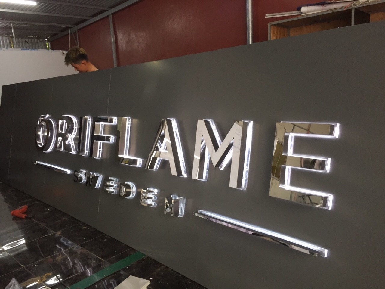 Biển quảng cáo sử dụng nhôm làm kiểu chữ 