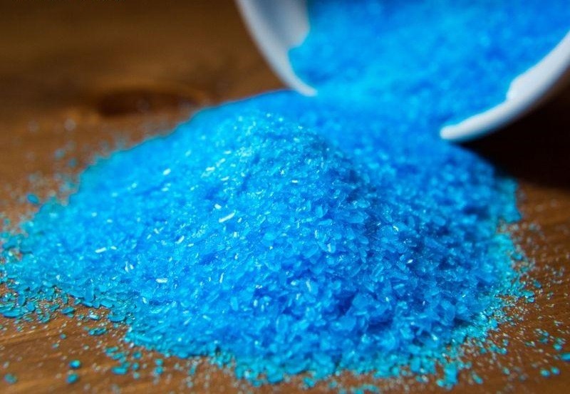 Trộn dung dịch gieo hạt tinh thể với đồng sunfat 