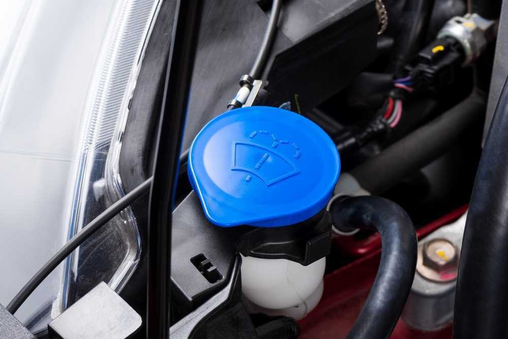 Phần nắp bình có biểu tượng kính cùng 2 vòi rửa tượng trưng cho 2 cần gạt cao su