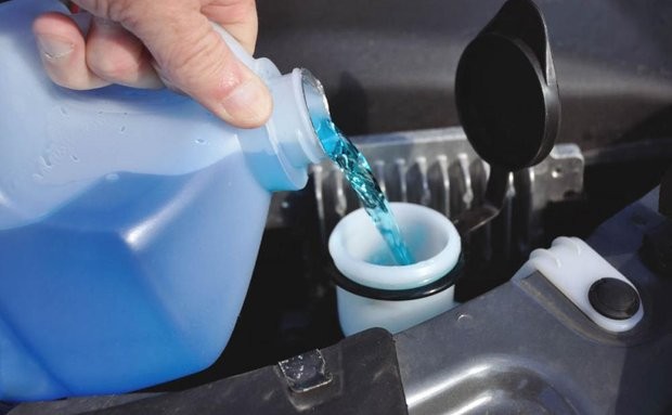 Mở nắp bình và thêm vừa đủ nước lau kính