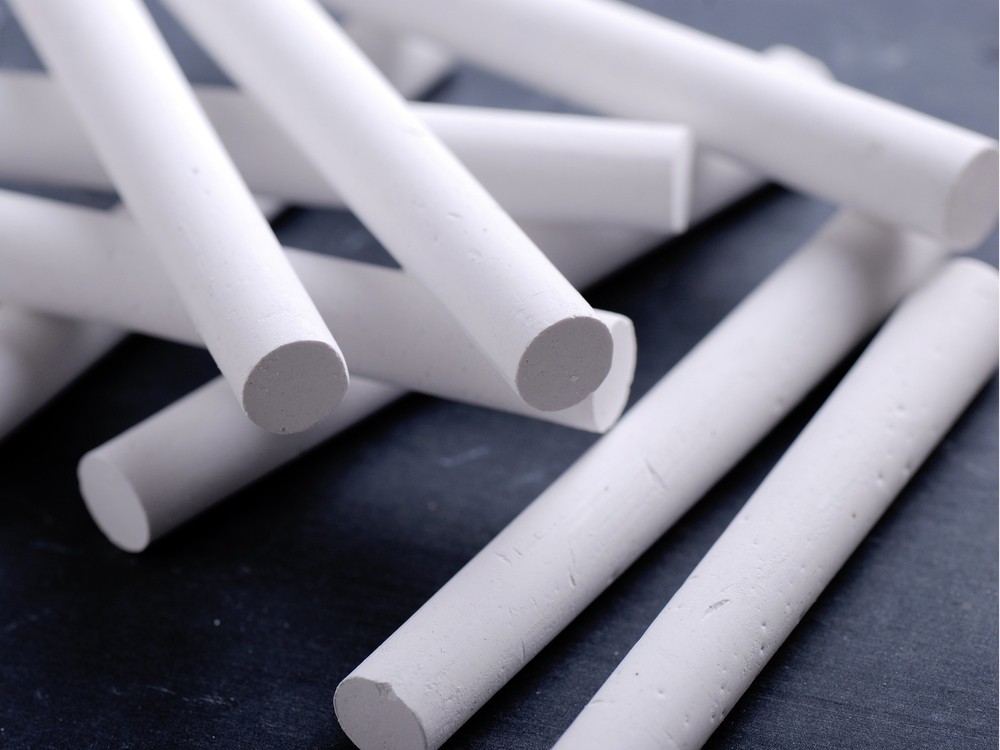 Trộn bột phấn với nước rồi chà lên kính