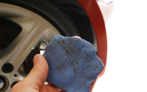 Dùng đất sét tẩy sơn