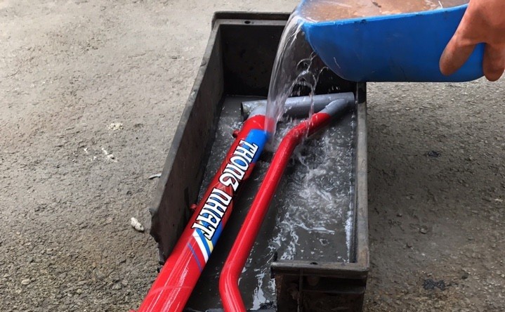 Hóa chất tẩy sơn giúp bong tróc lớp sơn cũ