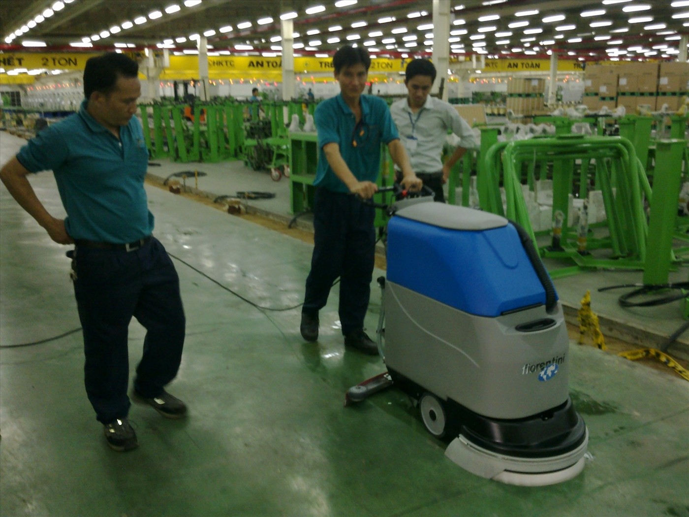 Sử dụng máy chà sàn chuyên dụng