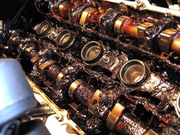 Tẩy sạch dầu mỡ bằng hóa chất tẩy rửa chuyên dụng