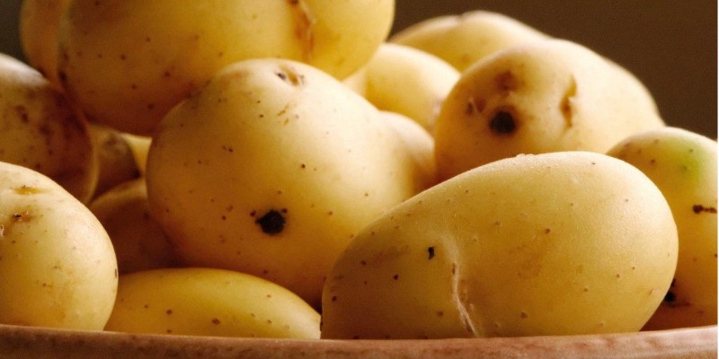 Loại bỏ cặn canxi bằng vỏ khoai tây, khoai môn