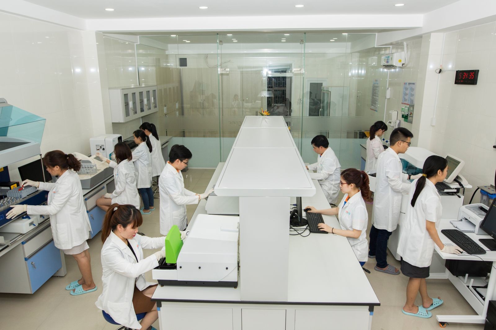 Mang đồ bảo hộ khi làm việc với hóa chất