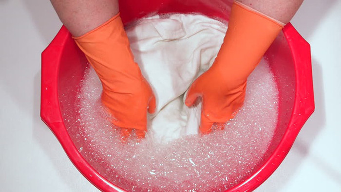 Hãy nhớ đeo găng tay khi sử dụng các sản phẩm làm sạch.