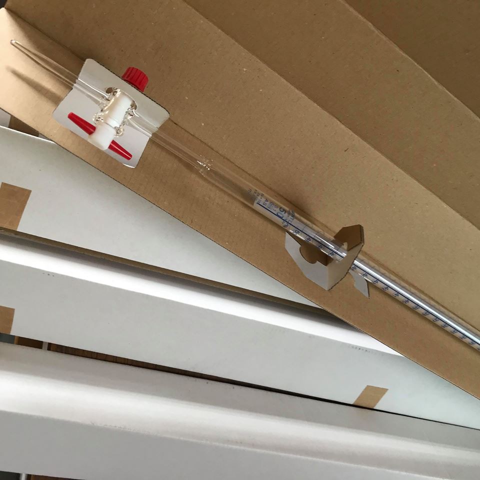 Buret thủy tinh có nút nhựa màu đỏ