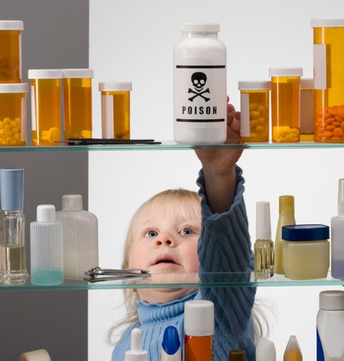 Trẻ uống nhầm nước tẩy Javel phải làm sao?