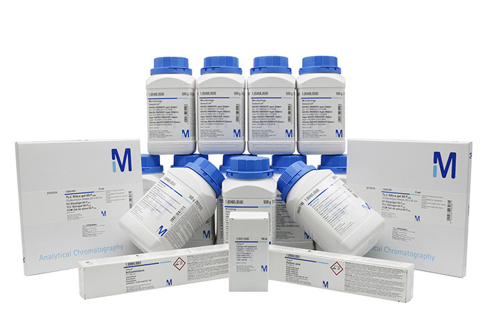 Hóa chất phòng thí nghiệm của Merck được đóng gói cẩn thận trước khi đưa ra thị trường.