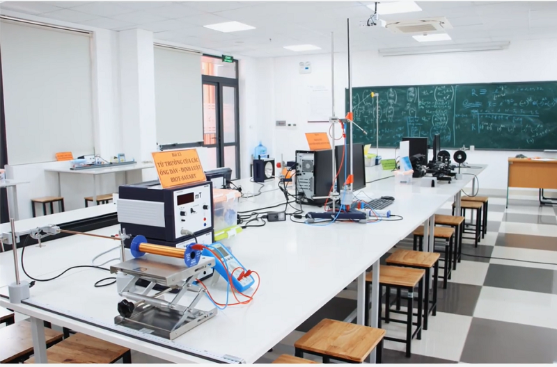 Bàn thí nghiệm vật lý lõi rắn