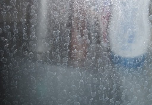 Cách làm sạch kính màu hiệu quả