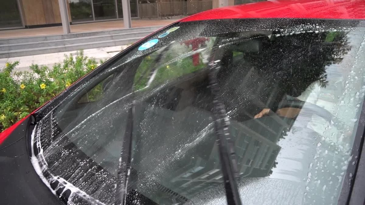 Nước lau kính kết hợp với cần gạt nước để mang lại hiệu quả làm sạch tốt nhất