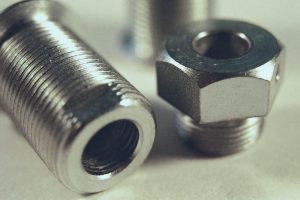 Bề mặt kim loại được phủ một lớp mạ sáng bóng