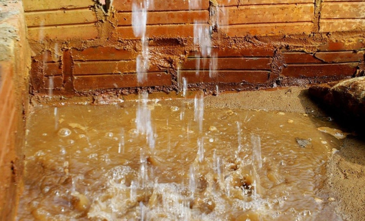 Hình ảnh nước bị nhiễm phèn cần được xử lý