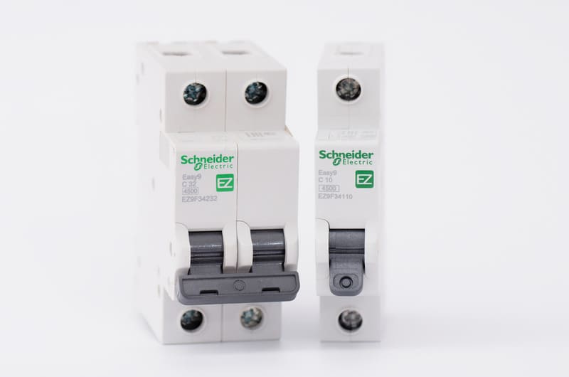 Cầu dao 1 pha 2 cực là gì? So sánh với máy cắt 1 pha 1 cực so-sanh-aptomat-1-phase-2-cuc-and-1-cuc