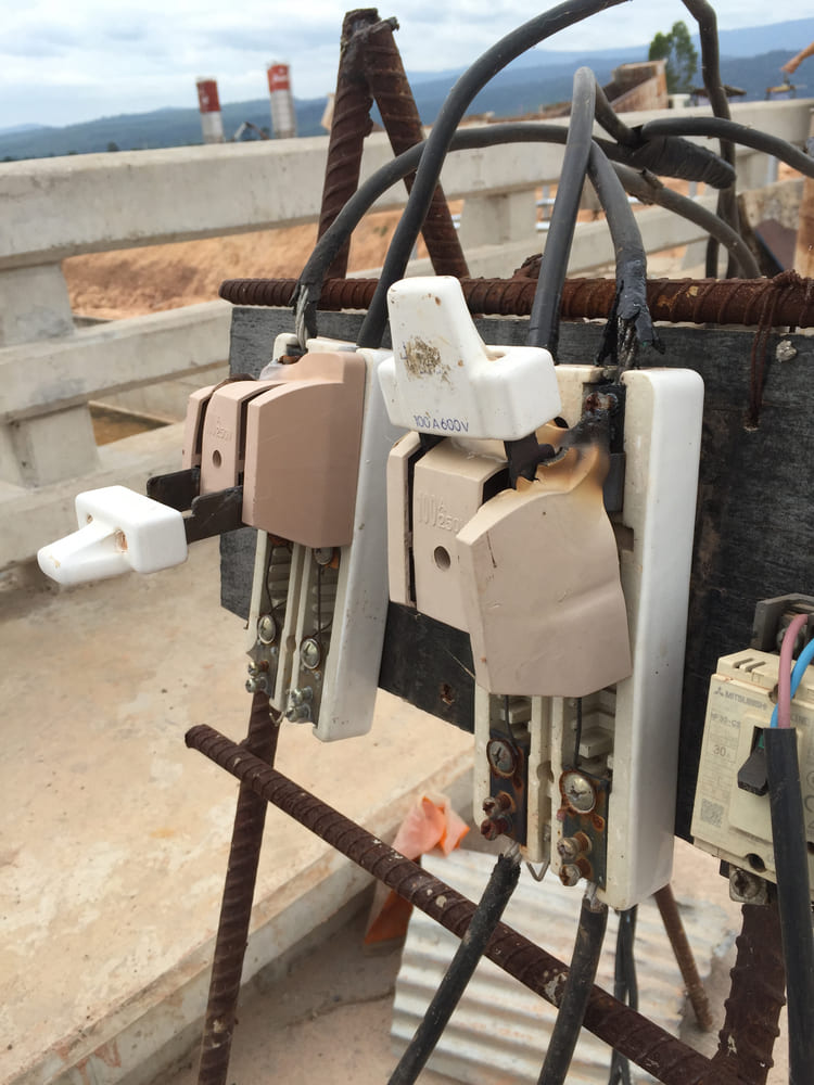 Cầu dao bị nóng: Nguyên nhân và cách khắc phục câu hỏi về quán nước nóng