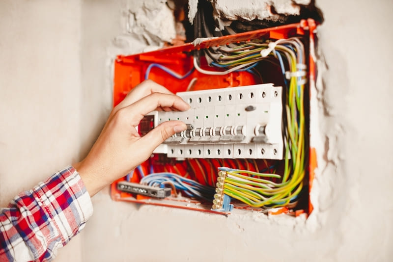 Hướng dẫn cách xử lý khi cầu dao phát ra tiếng ồn aptomat kếu tái lại