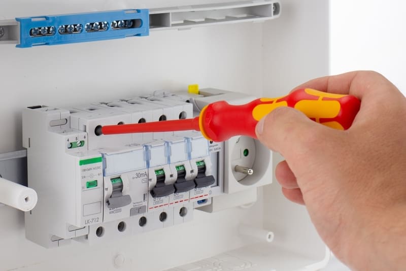 Hướng dẫn cách xử lý khi cầu dao phát ra tiếng ồn aptomat kếu tái lại