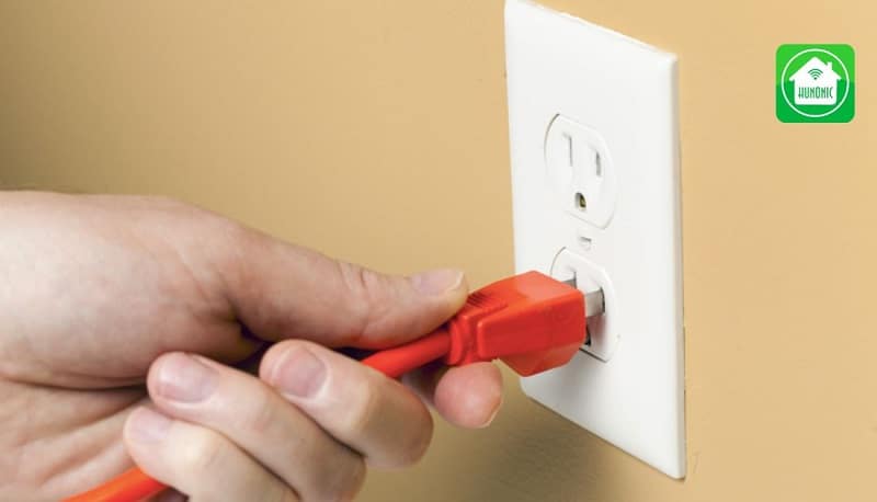 Không được đụng vào ổ điện khi tay vẫn còn ướt có thể dẫn đến quá trình truyền điện