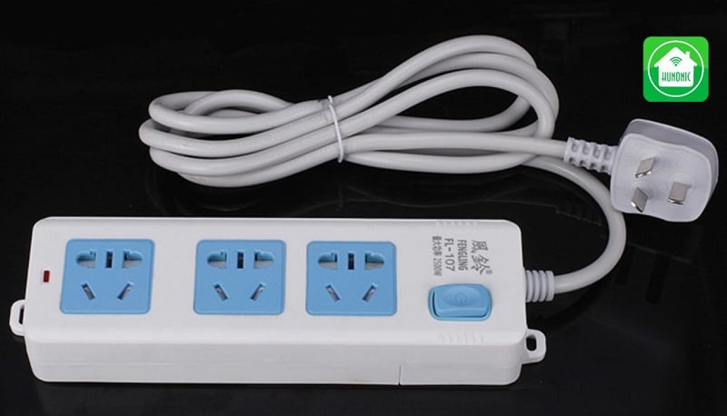 Ổ cắm 3 chấu được làm chất liệu nhựa cao cấp, có khả năng chịu được nhiệt độ cao