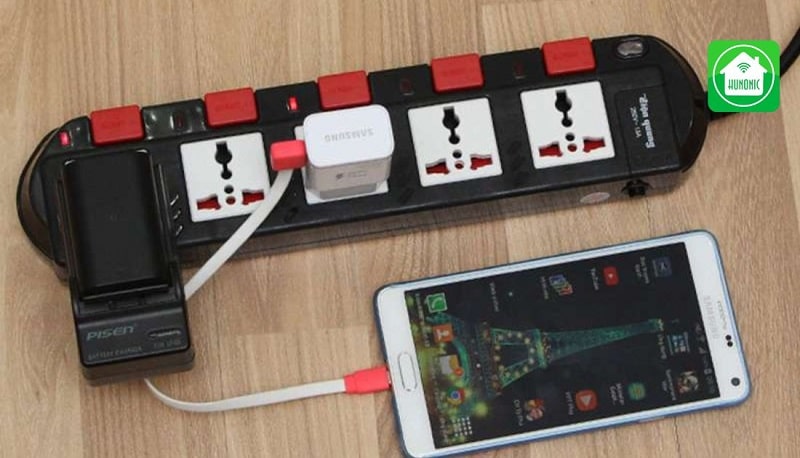 Ổ cắm điện APE-OC2-3RU sở hữu thiết kế khá nhỏ gọn với trọng lượng khoảng 450g