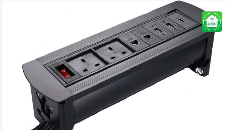 Ổ cắm Pisen KY-33 có thiết kế nhỏ gọn, tích hợp các cổng cắm AC và cổng USB